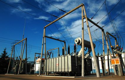 2015年11月17日---發(fā)往阿爾及利亞項目的ENR-FNR-11KV中性點電阻柜發(fā)往港口進倉。